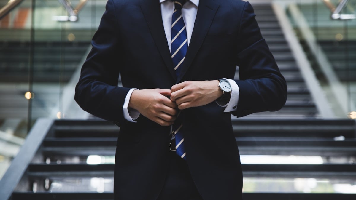 Holding ou Offshore: Qual Escolher em 2026? [Comparativo]