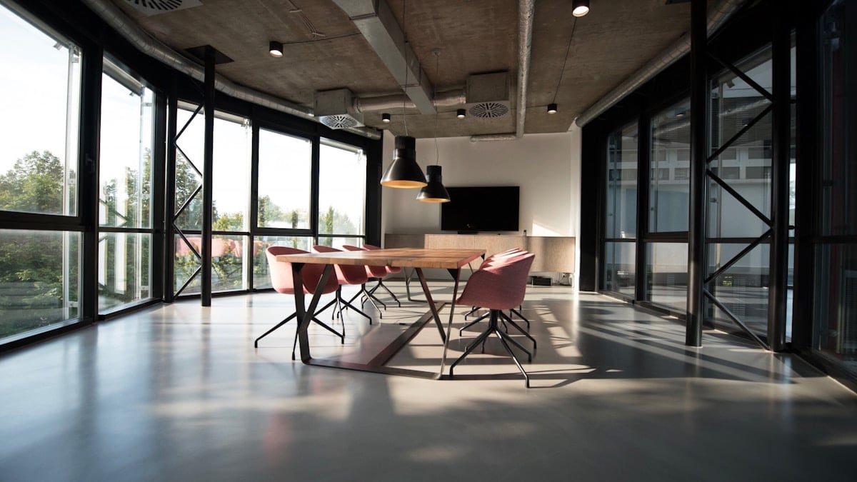Interior de um banco moderno com design minimalista