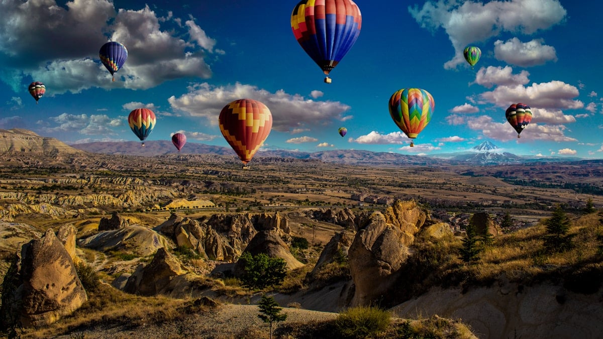 Pessoas em uma mesa de reunião com documentos e um tablet, simbolizando consultoria e planejamento