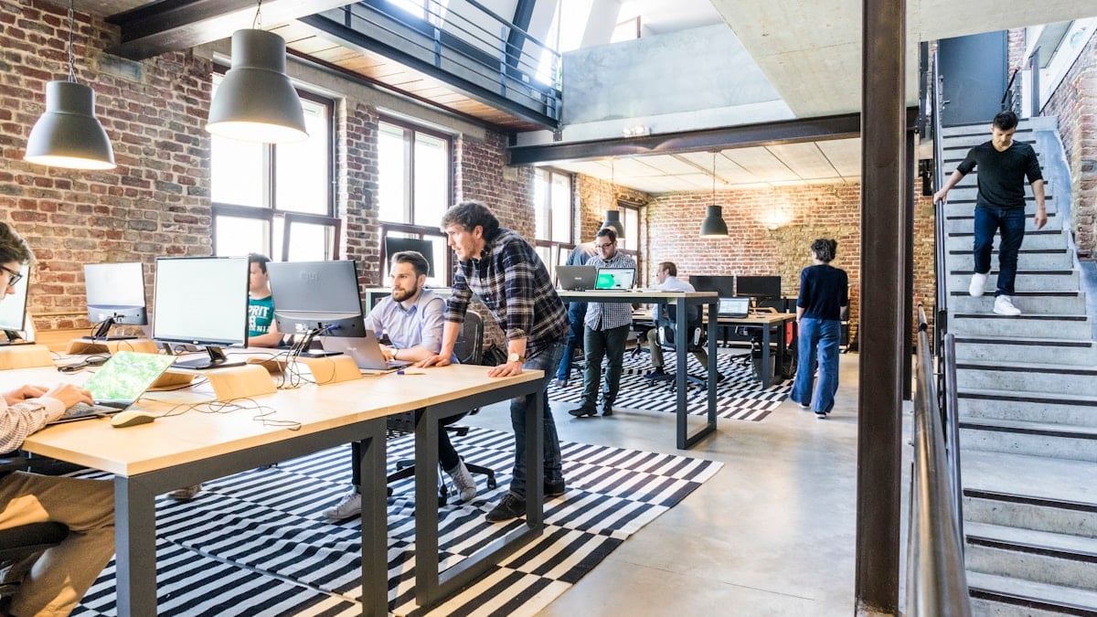 Documentos legais e planejamento financeiro internacional sobre mesa de madeira