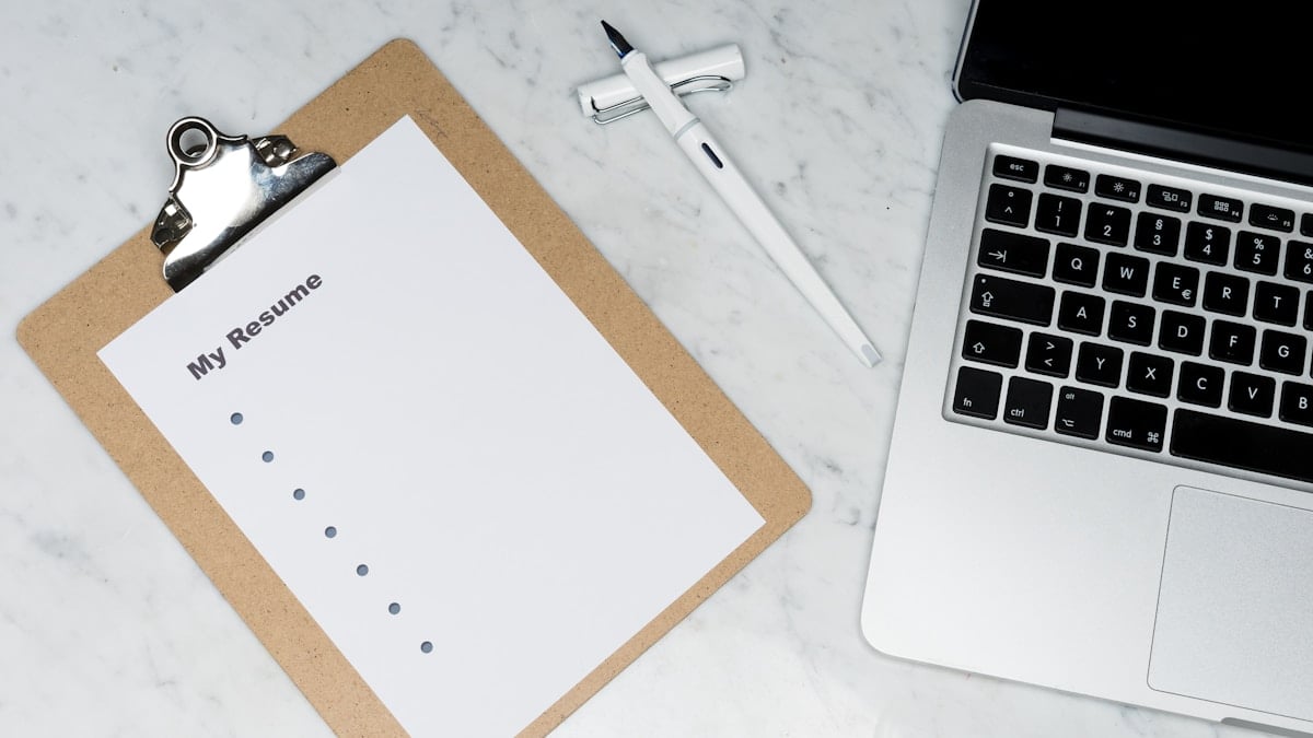 Homem de negócios analisando dados em um tablet, focando na gestão remota de sua empresa americana