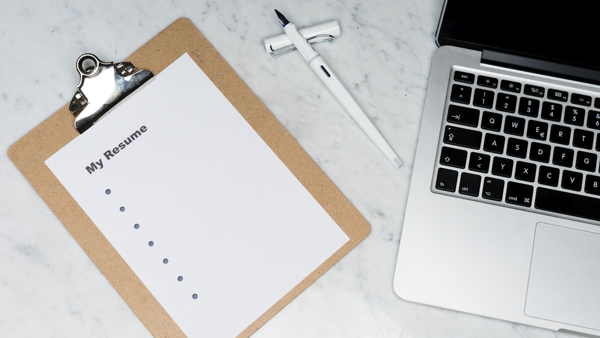 Empresário analisando gráficos de planejamento tributário internacional em tablet de última geração