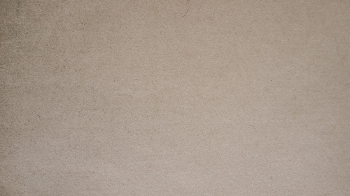 Documentos e caneta simbolizando a assinatura de contratos internacionais
