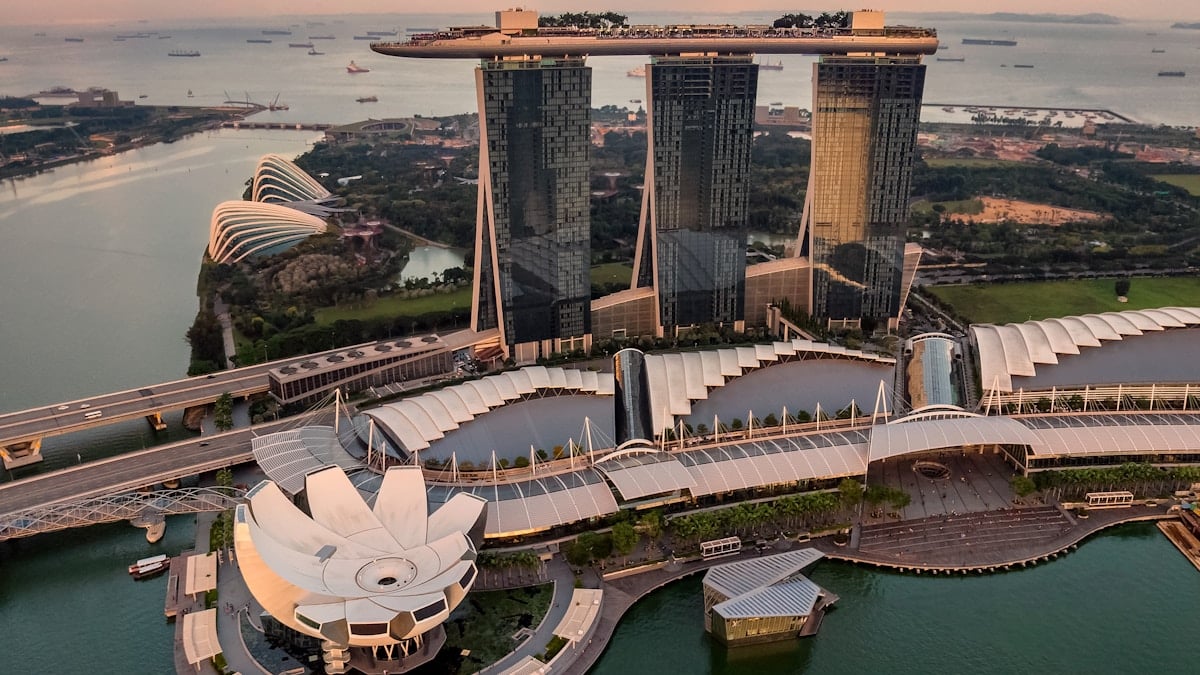 Vista aérea de uma metrópole financeira global representando a conectividade do expatriado