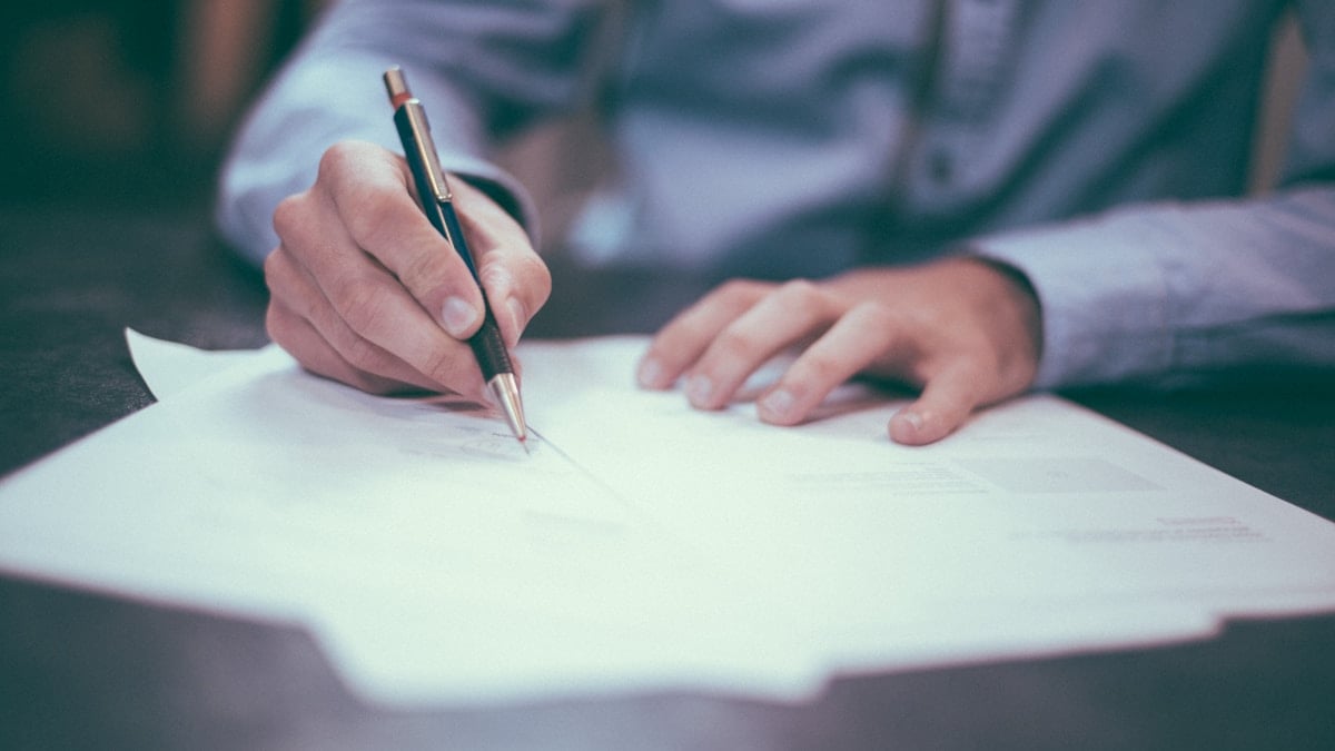 Escritório de advocacia internacional com vista para o centro financeiro
