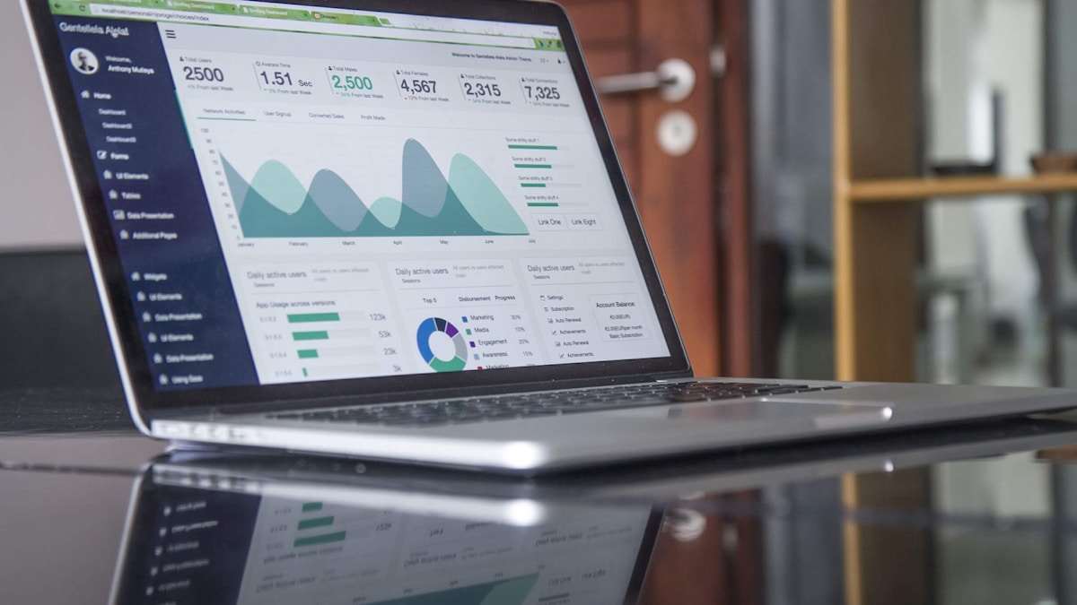 Gráficos financeiros e dados de mercado indicando crescimento e análise de investimentos globais