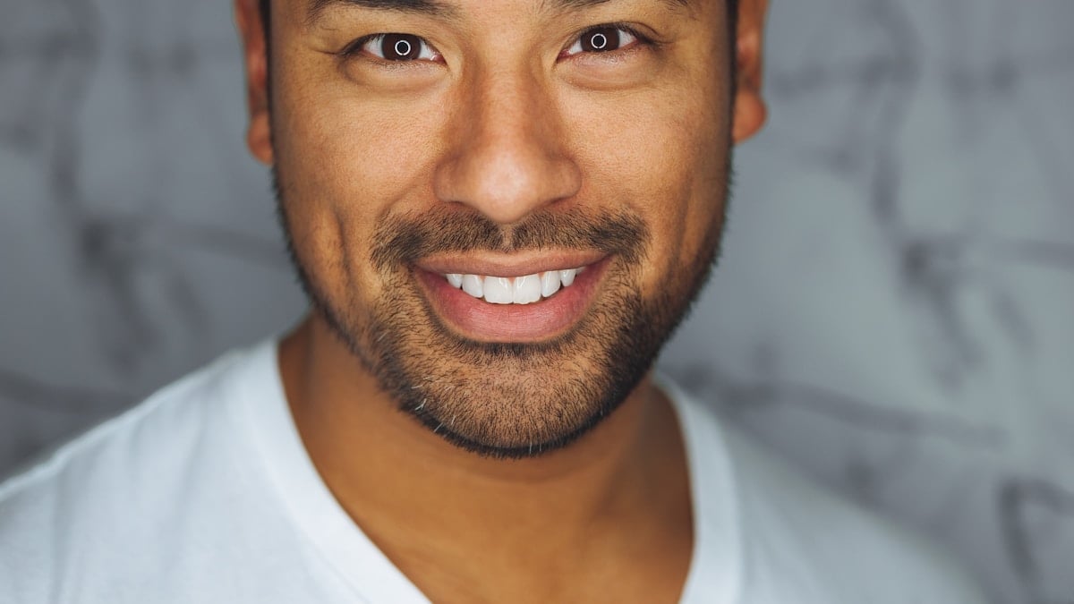 Advogado analisando cláusulas contratuais e sucessórias em escritório moderno